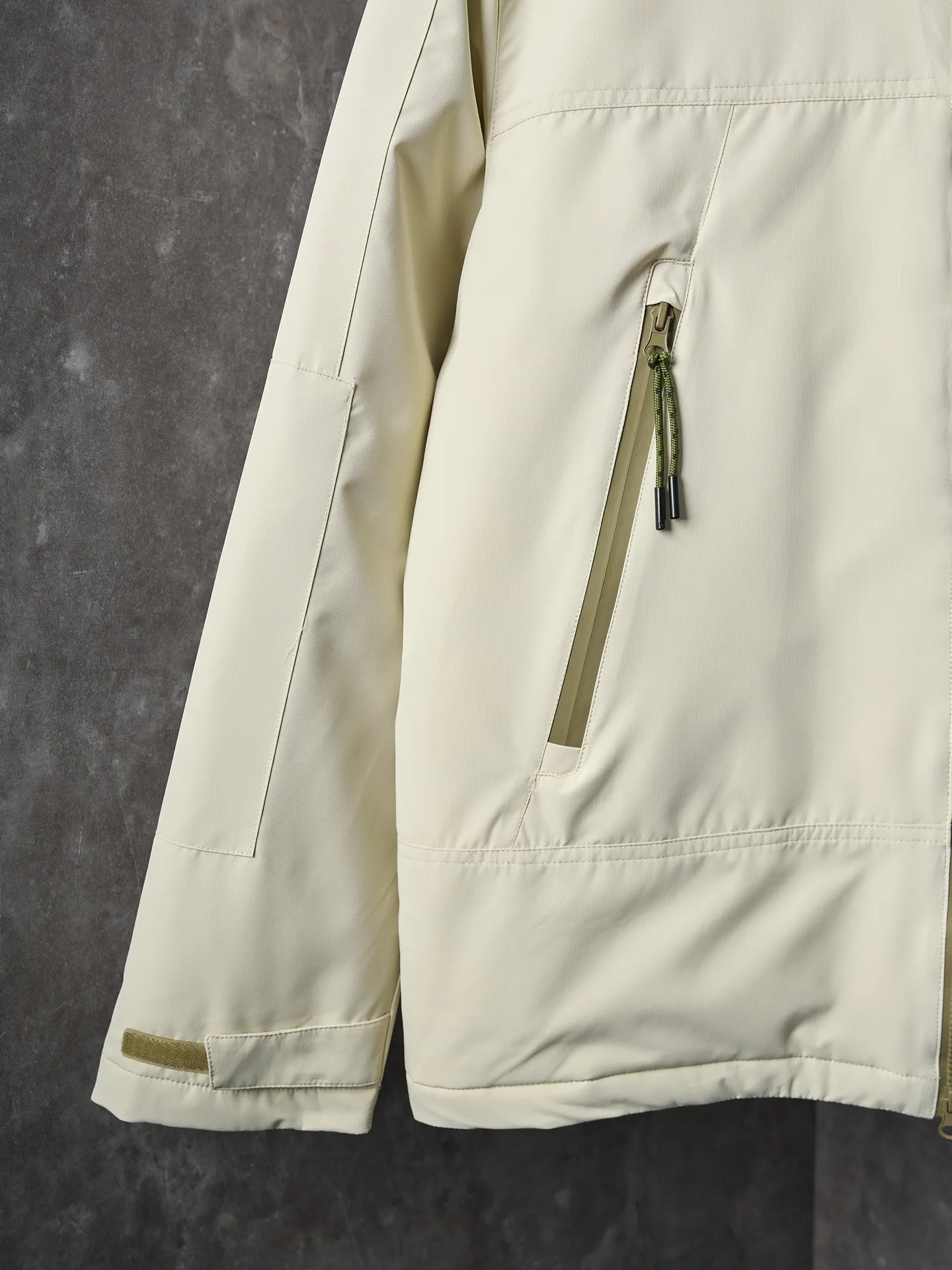 P980 Actual auction】Ralph Lauren/Ralph Lauren pony embroidered zipper hooded down jacket [Ready stock] S M L XL high-quality filling: 90 white duck down is selected, weighing 220g, ensuring excellent thermal insulation performance. After strict screening and processing, the velvet is not easy to be drilled, ensuring durability. The density of high-density nylon taffeta is about 210T-300T, with a smooth and slightly matte surface, excellent windproof and waterproof properties (with DWR water-repellent treatment), strong wrinkle resistance and easy care, in line with the positioning of American casual "durable and practical".  The inner lining is made of 100% polyamide. The high-density and tight weaving process prevents fine lint from getting out of the gaps in the fabric. The smooth surface improves the putting on and taking off experience, and the excellent wear and tear resistance ensures damage caused by frequent use, while the light and soft texture does not affect the overall weight.  The classic jacket has a slightly loose fit, slightly dropped shoulder line (shoulder width is 1-2cm wider than the standard fit), is hip-length, and has slightly tapered straight sleeves, taking into account both freedom of movement and casual style.  The adjustable Velcro on the cuffs allows you to freely adjust the tightness according to the thickness of your wrist and personal preferences, effectively preventing cold wind from intruding, and improving the warmth performance.  In terms of storage, the two front zipper pockets are convenient for you to place frequently used items, and the zipper design ensures that items are not easily lost. A built-in pocket on the left side of the chest provides a safe storage space for some small private items.  The drawstring design at the hem allows you to adjust the shape of the jacket according to your body shape and dressing needs. Whether it is loose and casual or slim and neat, you can easily control it.  Embroidery technology: Polo horse logo on the left chest: flat satin stitch embroidery (satin embroidery), embroidery thread: 100% polyester high color fastness embroidery thread (the color number is consistent with the brand’s standard red color card), stitch density 12-15 stitches/cm, the outline of the horse logo is clear, and the details of the rider and horse are burr-free.  Embroidery positioning: precise positioning through the template (12cm from the neckline and 8cm from the placket) to ensure left and right symmetry and centering.